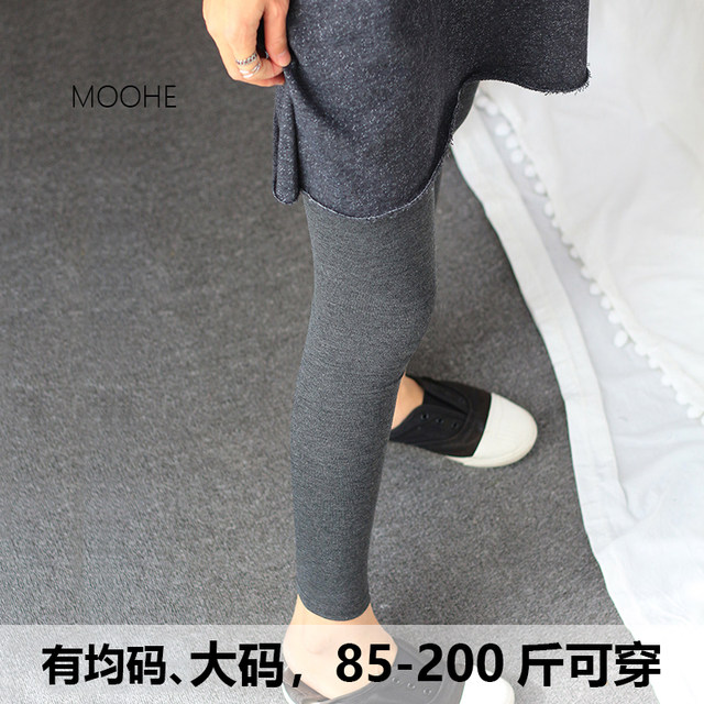 Modal wears large-size leggings for summer