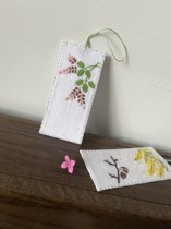 Hand-embroidered flowers and pure cotton fabric bookmarks holiday and birthday gifts for classmates and friends fabric homework