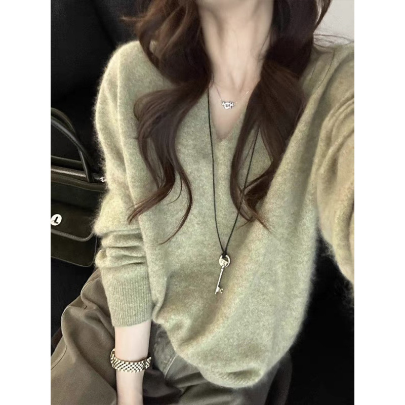 Soft and Cozy Cashmere Brushed V-Neck Green Sweater, Perfect as a Base Layer for Autumn and Winter, Loose and Versatile, Vintage Style for Women