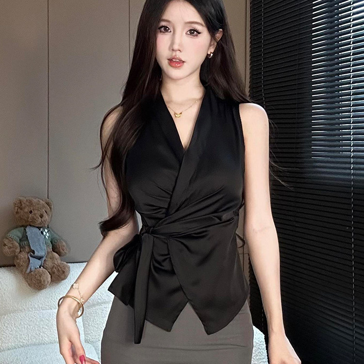French-style, luxurious, high-end black V-neck satin halter neck tie-up blouse for women, new summer style, slimming and flattering.