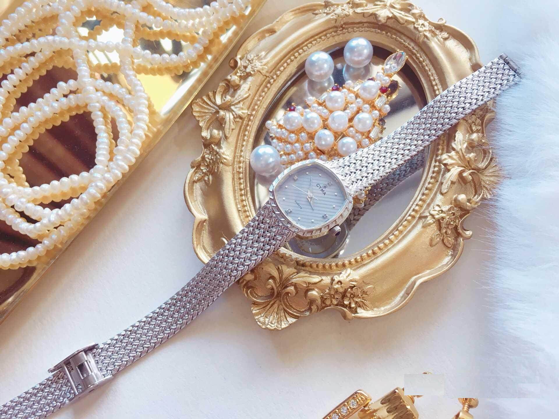 Vintage temperament middle-aged west horse wheat ear bracelet beautifully set with diamonds British women's watch cyma