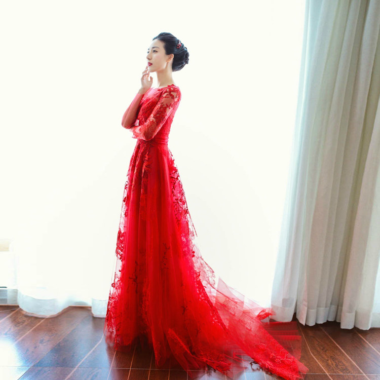 (Shaoshadows) original wedding gown with a straight shoulder to host a large red long sleeve long dress toast with a late binding wedding banquet