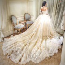 The brides main wedding dress is two-wearing bandeau long-sleeved one-shoulder lace big tail court retro European and American princess beaded