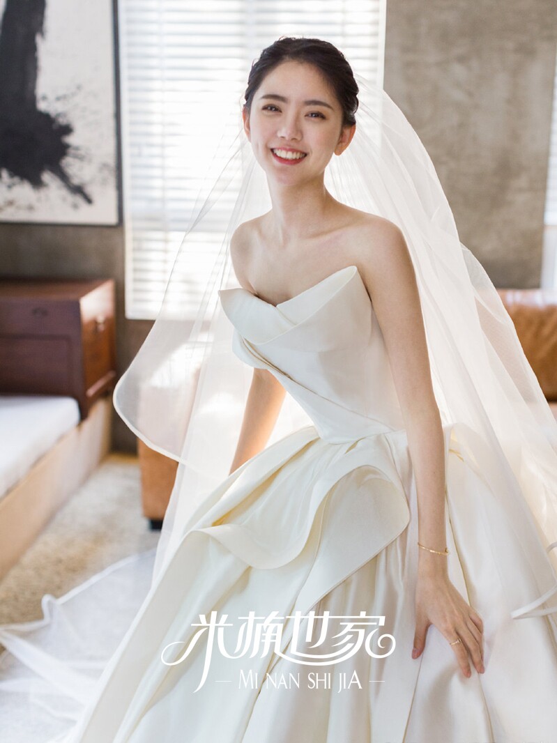 New irregular design satin main wedding dress trailing luxury European-style female Hepburn bandeau dreamy simple autumn