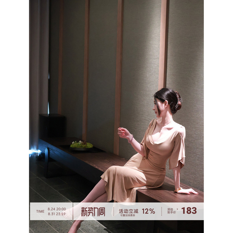 【Farte Shop】Pinecone Letter: Large V-Neck Off-Shoulder Top and Skirt Set for Women, Spring/Summer Slim Fit Two-Piece Set 【Farte Shop】Pinecone Letter: Large V-Neck Off-Shoulder Top and Skirt Set for Women, Spring/Summer Slim Fit Two-Piece Set