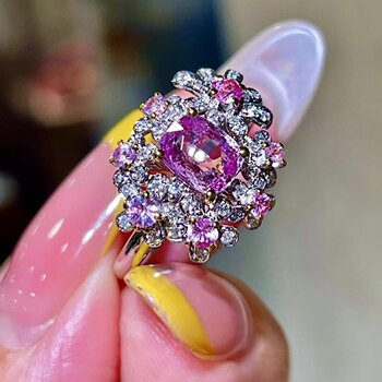 18k gold diamond colored gem-set high-quality pink sapphire ring. the main stone is 1.06 carats. elegant and refined.