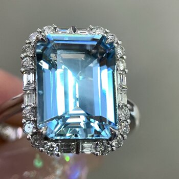 18k gold diamond-set clear santa maria aquamarine ring, main stone 4.85 carats