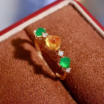 18k gold inlaid sugar tower cut fanta stone emerald ring, classic three-stone design, rich colors