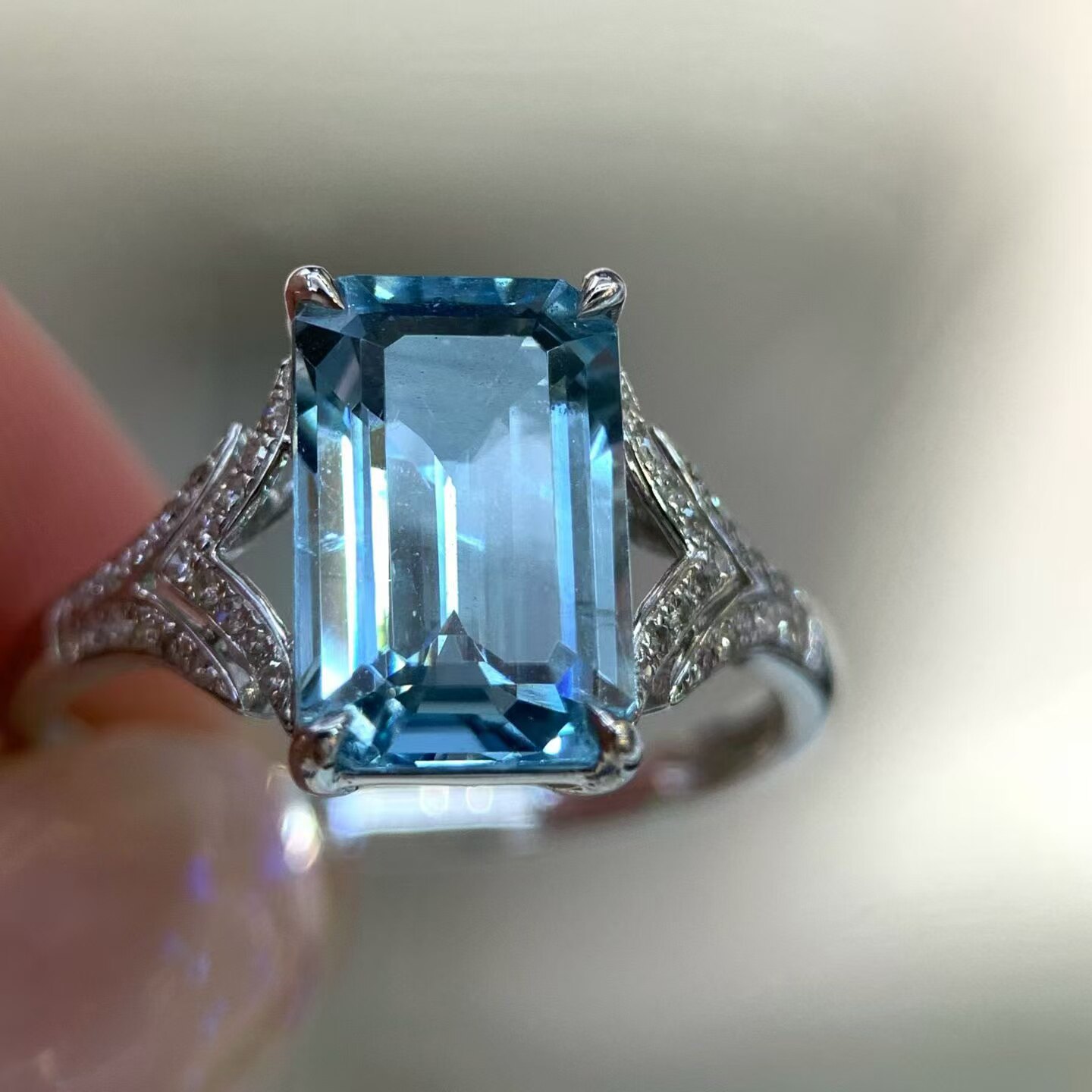 18K diamond inlaid natural aquamarine ring, main stone 2.83 carats, clean glass body, outstanding fire color