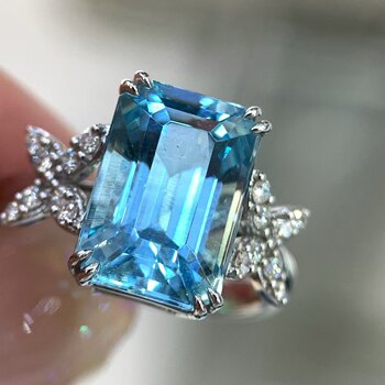 18k gold diamond inlaid guild santa maria aquamarine ring, main stone 5.43 carats, clear and clean