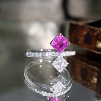 18k gold diamond inlaid natural unfired padparadscha ring. the main stone is 0.9 carats. sweet and tender pink tone.