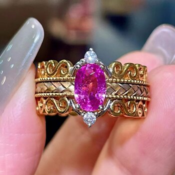 18k gold inlaid high-quality pink sapphire ring. the main stone is 1.07 carats. it is made with high craftsmanship and has classic beauty.