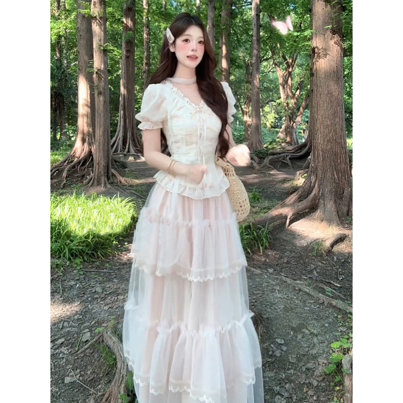 French-Style Gentle and Sweet V-Neck Waist-Cinching Floral Top with Fairy-Like Fluffy Pink Skirt and Gauze Skirt for Summer New Arrivals French-Style Gentle and Sweet V-Neck Waist-Cinching Floral Top with Fairy-Like Fluffy Pink Skirt and Gauze Skirt for Summer New Arrivals