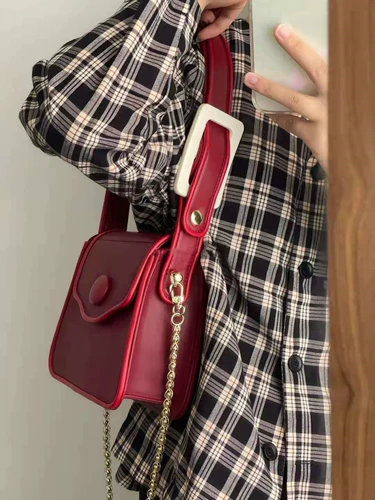 Красная небольшая дизайнерская сумка через плечо, полиуретановая портативная сумка на одно плечо, барсетка, тренд сезона, коллекция 2023, из натуральной кожи