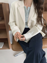 (discriminating on the market) suit jacket woman short and small child Korean version loose 2022 spring autumn new white western suit