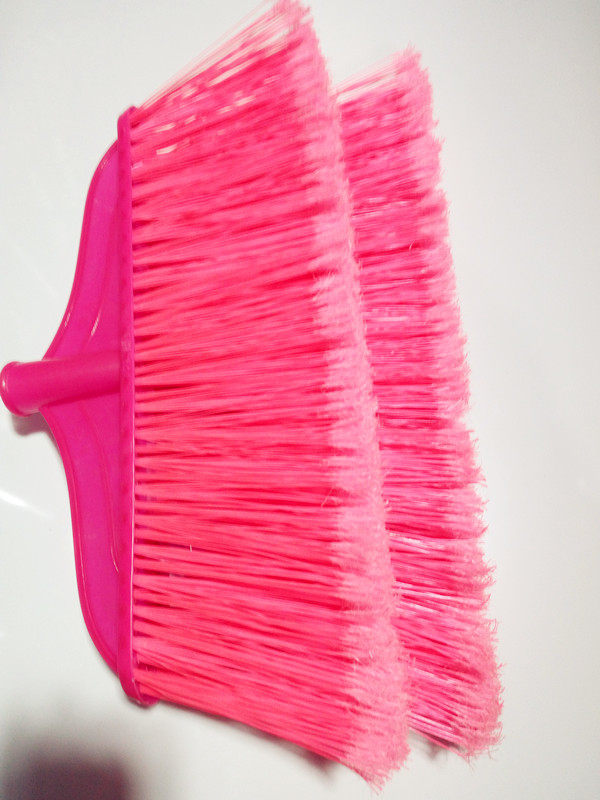 Plastic sweep with wood handle Hard coarse hair sweeping broom The total length of the broom is 100CM matching wood stick special price
