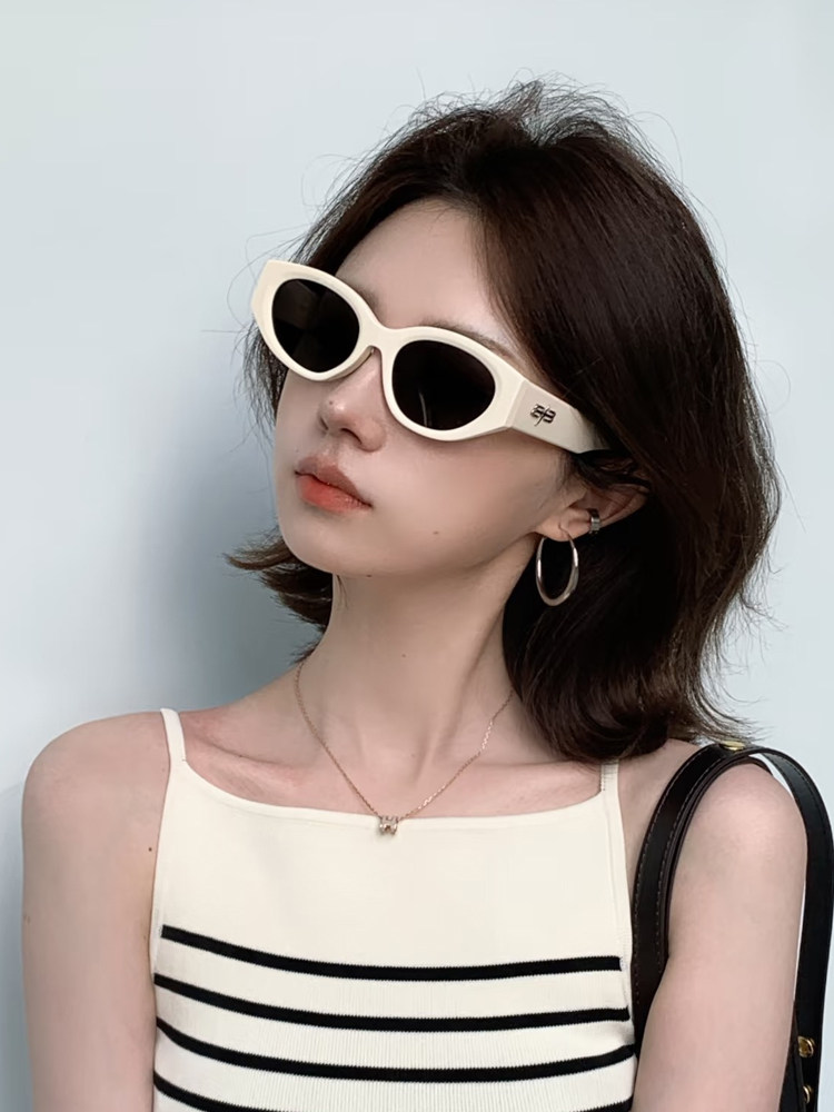 2025 New Cat-Eye White Sunglasses for Women, High-End Style, Slimming for Square and Round Faces, Sun Protection for Beach Vacations