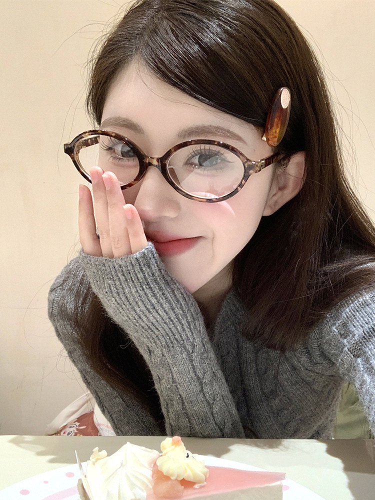 Zhang Yuanying's Nerd-Style Narrow-Frame Glasses, Retro Oval Leopard Print Small Frame Glasses for Women, Suitable for Prescription Lenses, Natural Look, Small Face