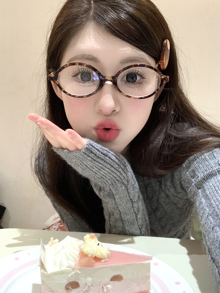 Zhang Yuanying's Nerd-Style Narrow-Frame Glasses, Retro Oval Leopard Print Small Frame Glasses for Women, Suitable for Prescription Lenses, Natural Look, Small Face