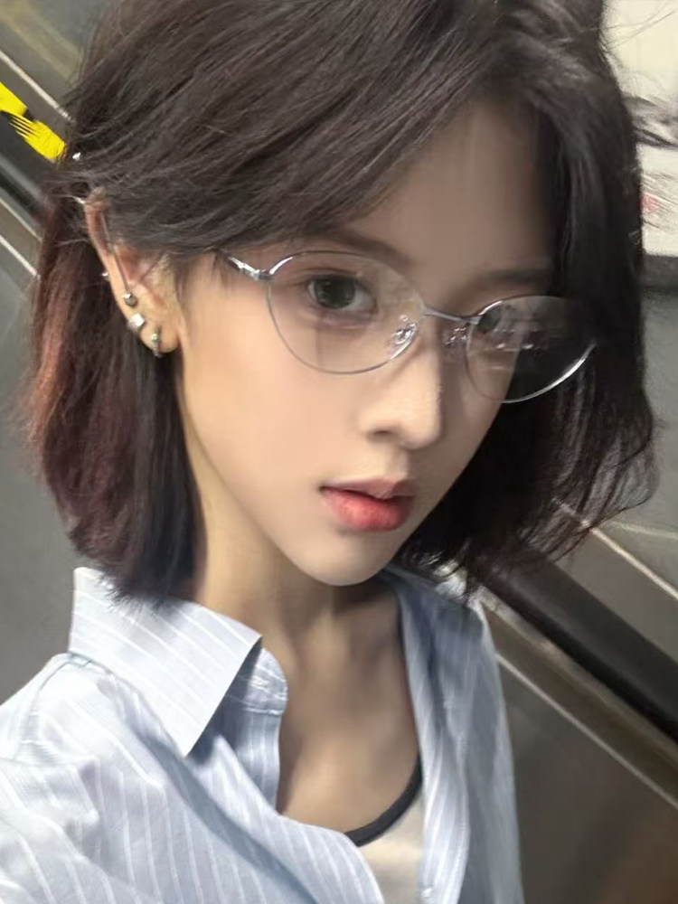 Korean Style High-Fashion Silver Eyeglass Frames for Women, Suitable for Nerdy Types, with a Small Face, Natural Look, and Can Be Fitted with Prescription Lenses
