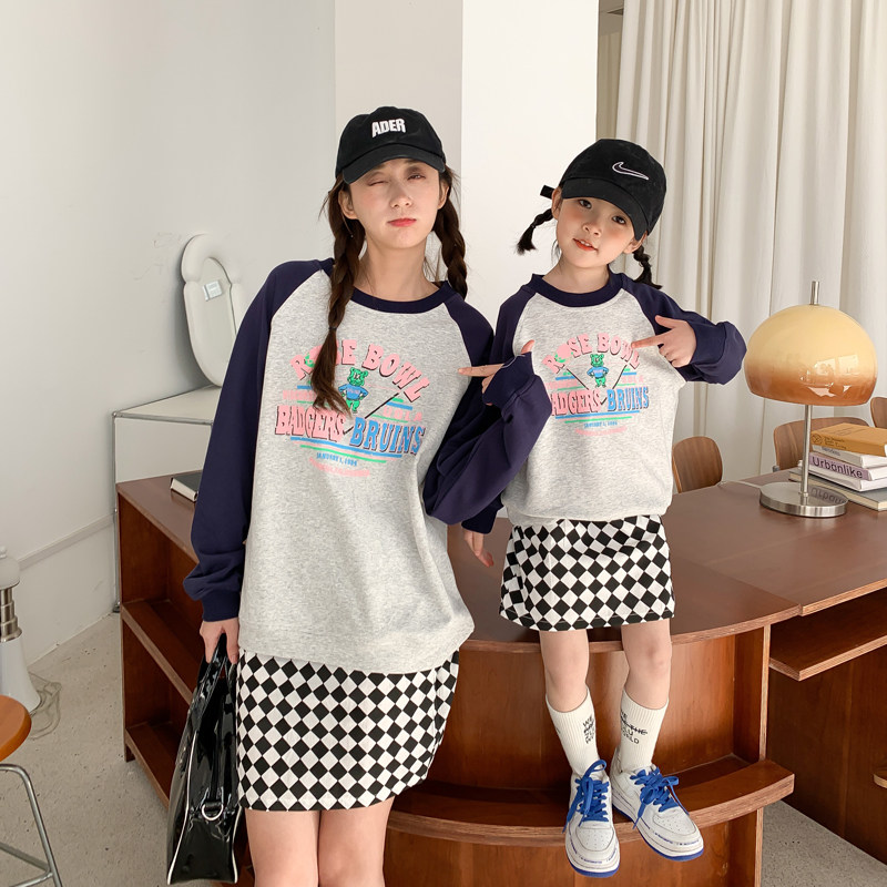 Online Red Kiss Costume Spring Dress 2022 New Tide Fried Street Mother Mother-daughter Dress High-end Foreign Pie Cartoon Set Head Casual Blouse