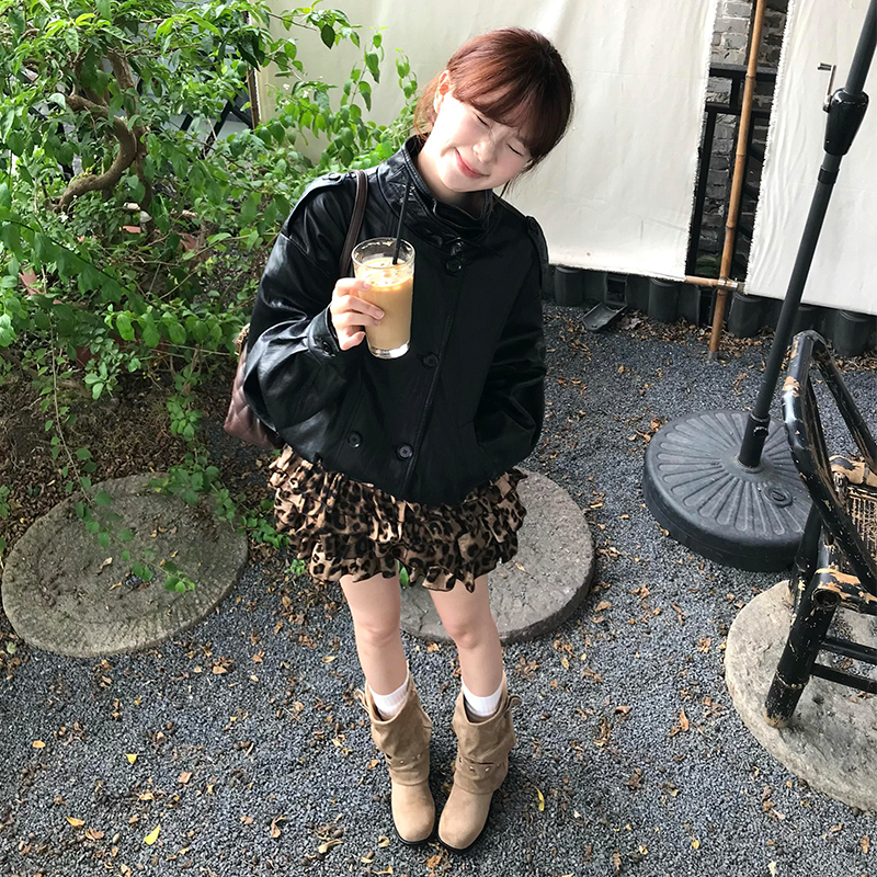 Autumn Is a Great Time to Wear a Floral Leather Jacket for Women, a Petite Jacket, and a Cake Skirt Set That Goes Well Together