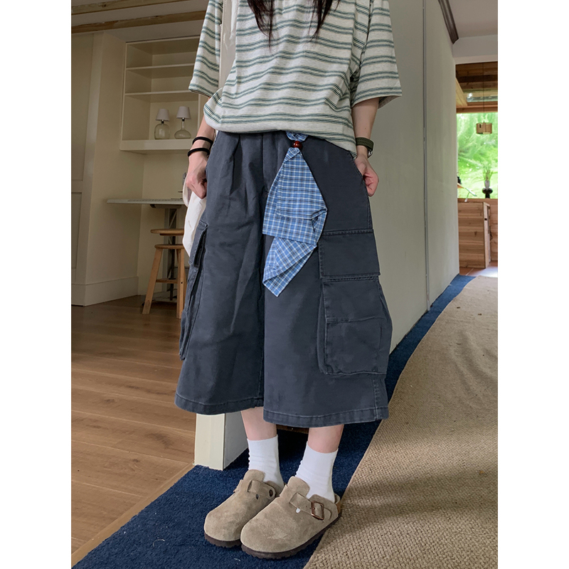 A Pair of American-Style Heavy Washed Cargo Pants with Large Pockets, Unisex Loose-Fitting Casual Pants, Versatile and Gender-Neutral A Pair of American-Style Heavy Washed Cargo Pants with Large Pockets, Unisex Loose-Fitting Casual Pants, Versatile and Gender-Neutral