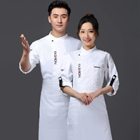 Модный белый лонгслив, белая юбка в складку, фартук