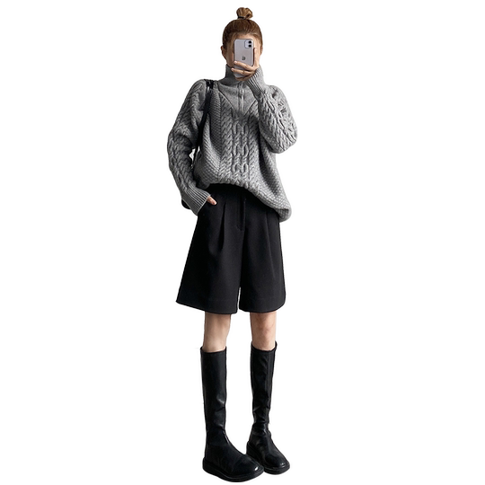 Five-point mid-pants help you show off your sexy long legs.