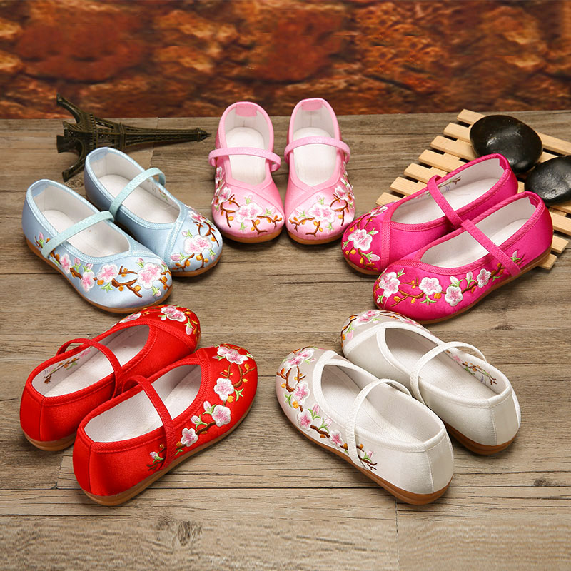 Han clothing shoes girls embroidery shoes Chinese female soft soles ancient palette shoes ancient old Beijing shoes