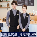 Стола отеля, получая кейтеринговые официанты, батон