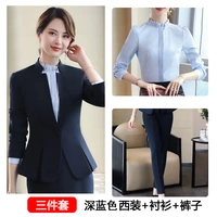 Пиджак классического кроя, синяя рубашка, штаны