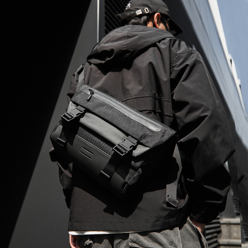 Hong Kong I Tgreg Postman Bag Men's Bag Roll - Bag for Casual Slipper Bag Multifunctional Locomotive Bag