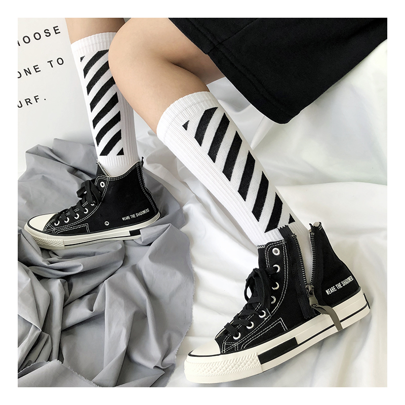 Châu Âu và Mỹ đường phố hip hop vớ nam và nữ vớ thể thao vớ cao ống Harajuku sọc đen trắng sọc chữ cái vớ bê - Vớ sợi tre tất