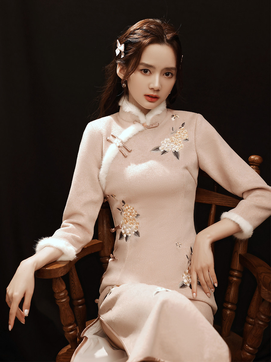 Winter women's cheongsam 2022 new winter plus velvet thickened Chinese New Year improved version long-sleeved pink woolen young style