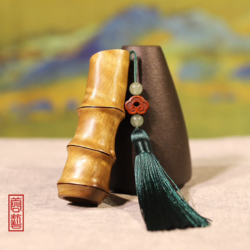 The Festival of Ascending Golden Silk Nanmu Bamboo Festival Handlebar Piece by hand engraving the mullet of the mullet and the hand to put the playpiece at the mercy