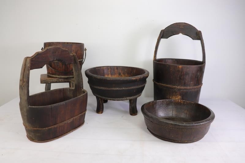 Folklore Old Objects Nostalgia Collection Chore Old Wooden Basin Old Wooden Basin Old Farmhouse Farmhouse Decorated with retro swing pieces