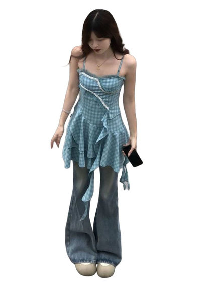 夏日新款时尚风穿搭不规则荷叶边格子吊带连衣裙女设计感短款上衣