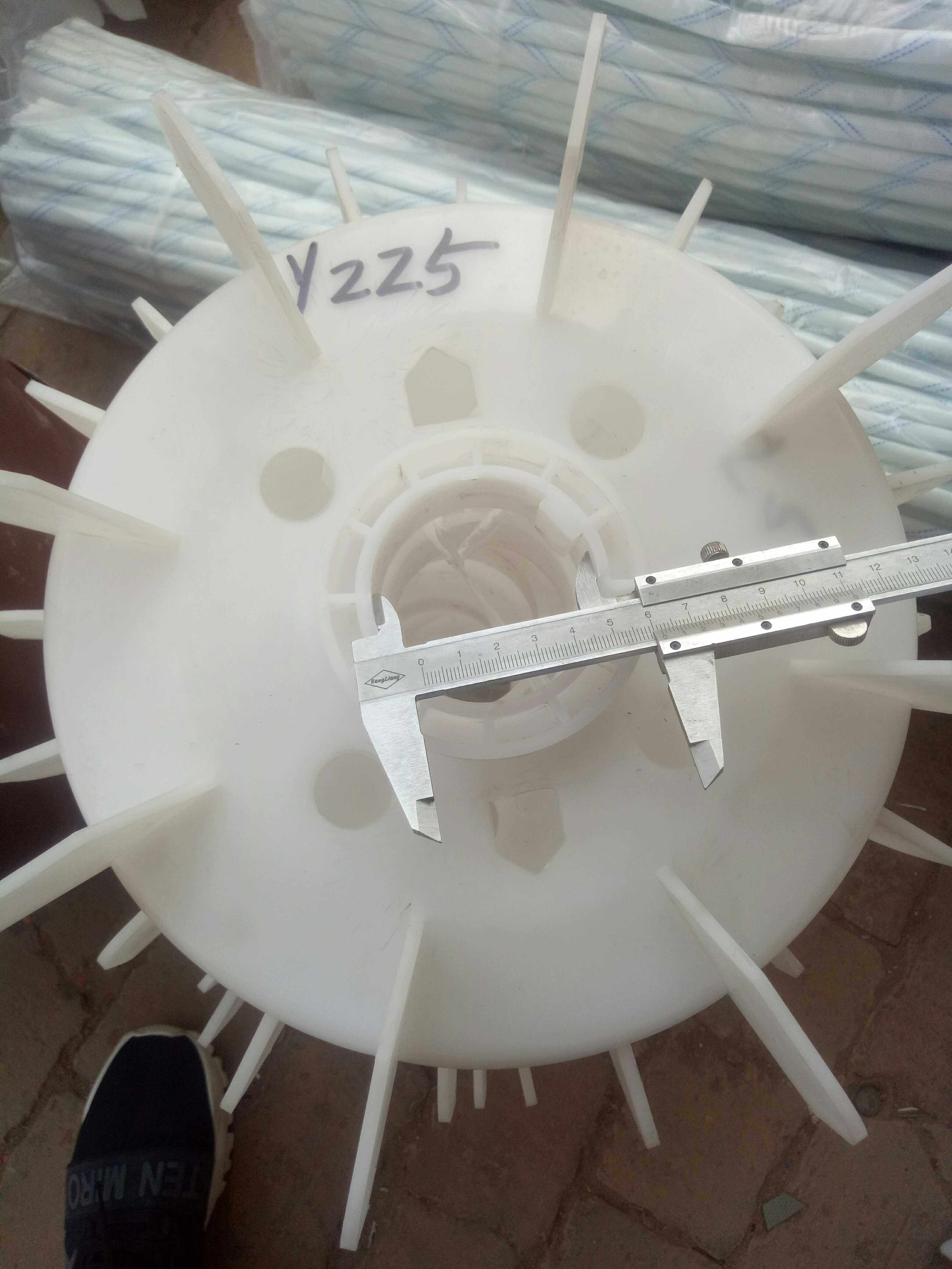Y系列电机风叶Y225-4级电机散热风扇37-40千瓦加厚塑风叶轴孔62mm