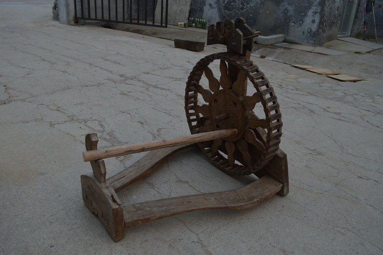 Old spinning machine, old spinning wheel, vintage wooden spinning machine, spinning wheel, film and television props, folk objects