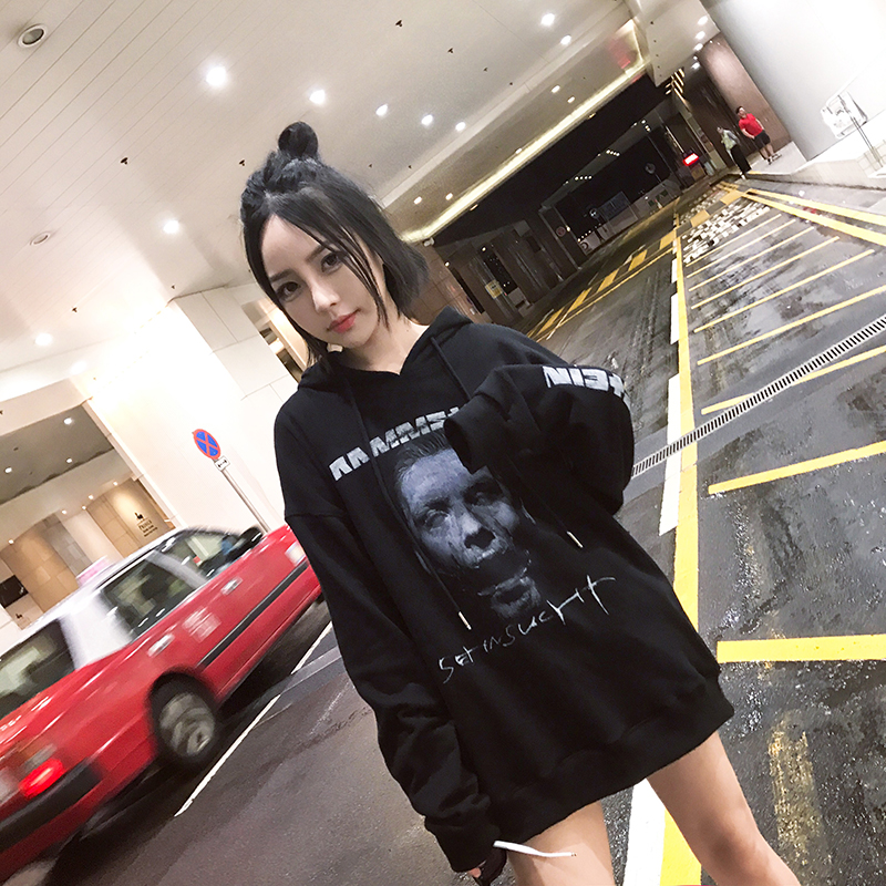 潮曼曼 黑色宽松连帽恶魔印花套头卫衣女初秋新款时尚休闲外套