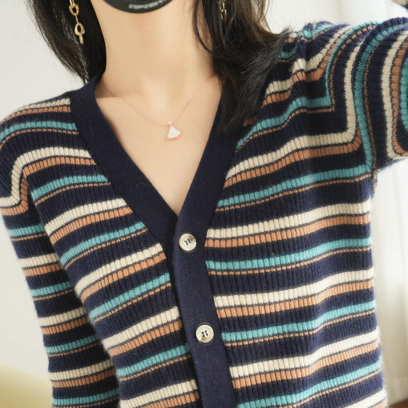 New outlay wool knit cardiovert woman V collar jacket spring autumn season swarm fashion short Non cashmere beating undershirt