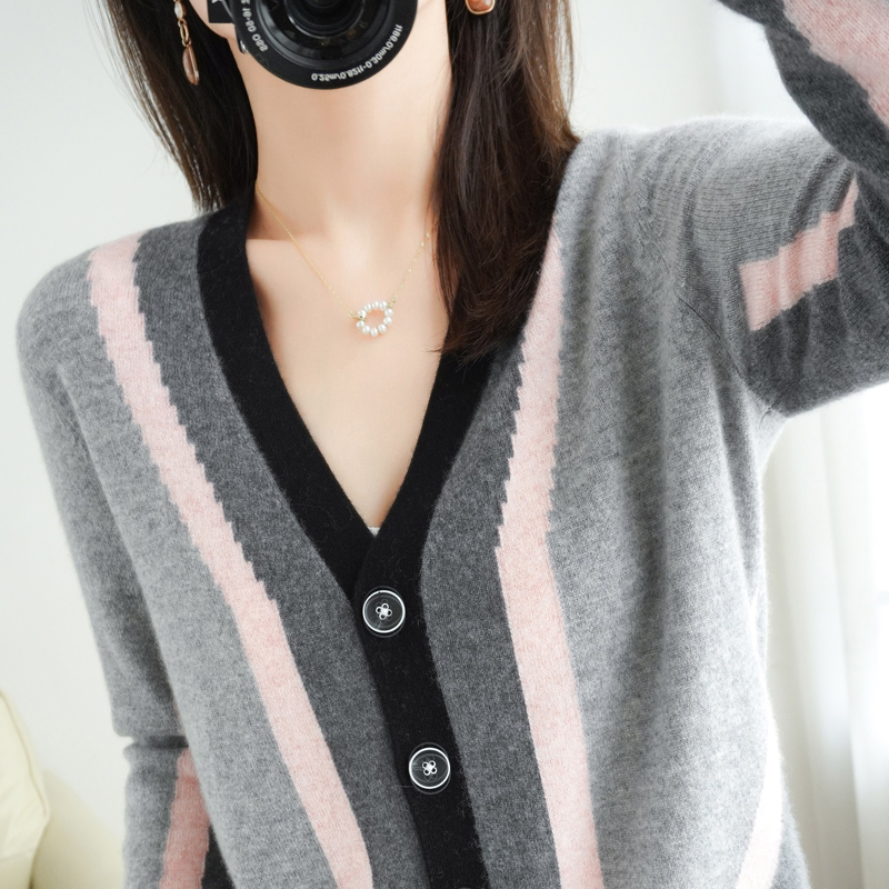 Exterior lap V collar knit cardiovert woman long sleeve bottom loose bump color 2021 autumn winter new non-cashmere sweater jacket