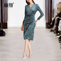 Fashion polo point velvet dress 2020 Autumn New temperament V collar pearl buckle pile up sleeve waist Medium-length dress