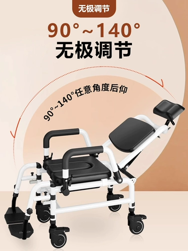 Пожилой мужчина, движущийся туалетный стул с колесами, кресло для ванны Парализованный пациент -инвалид, лежащий в туалете во время мытья кресла для волос