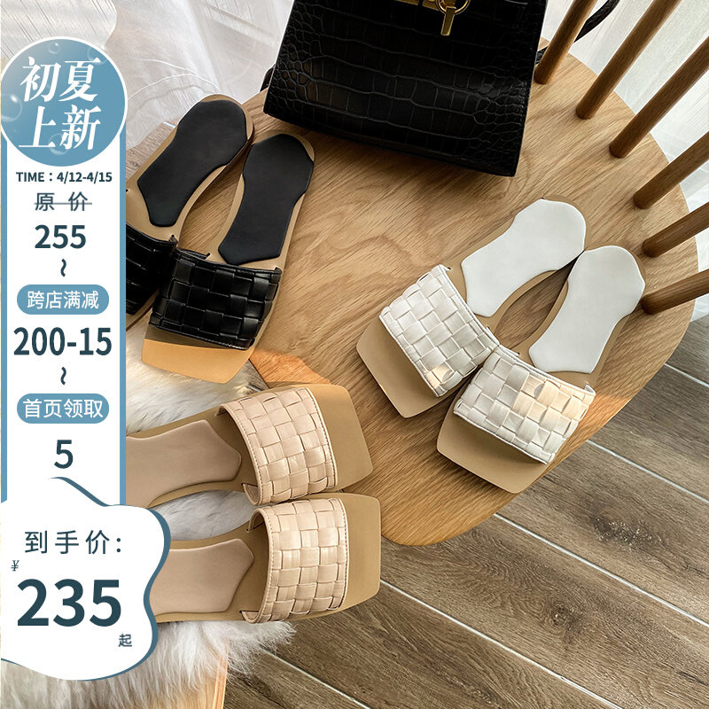 Square head braided sandals female outside wearing 2021 new autumn and winter fashion 100 hitch flat-bottomed dermis women's Chauder
