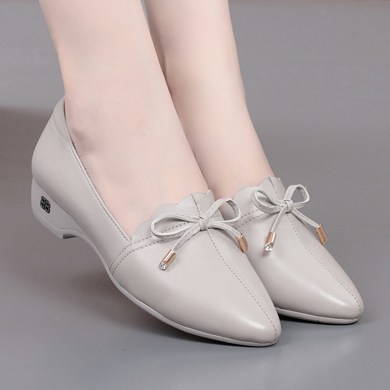 Single shoe woman 2019 fall new genuine leather low heel softbottom Korean version casual leather flat leather flat mother shoes big size women's shoes