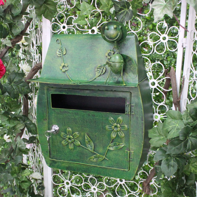 European-style retro insect mailbox Pastoral villa wall-mounted letter box with lock Outdoor opinion box iron decorative mailbox