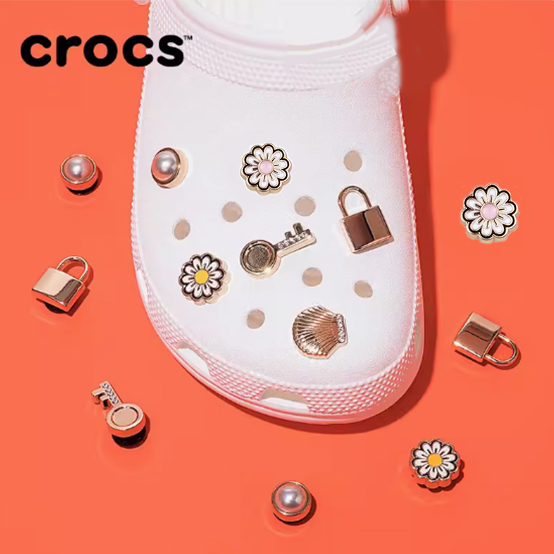 Crocs Wang Junkai's Same Model Crocs Jibbitz Accessories, Trendy Metal Series Small Daisy Design