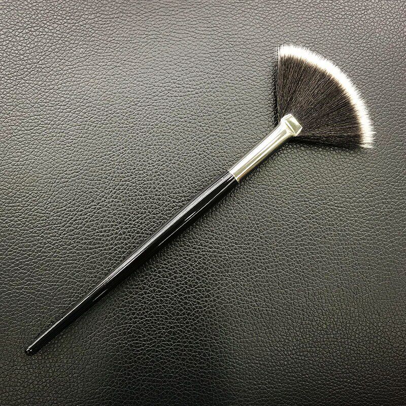 High-gloss brush, fan-shaped brush, a pack of small surplus powder brush, flat small repair brush, portable blush brush, makeup brush
